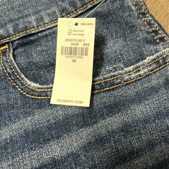 Old Navy  mid rise boyfriend shorts w raw hem and distressed look NWT - Picture 2 of 3